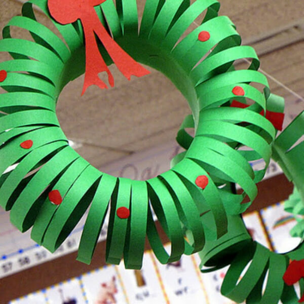 construction-paper-wreath Construction Paper Wreath Craft
