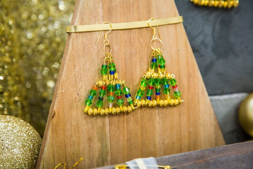 diy-creative-christmas-earring-using-safety-pins-tiny-bead DIY Creative Christmas Earring Using Safety Pins & Tiny Bead : DIY Christmas Earrings