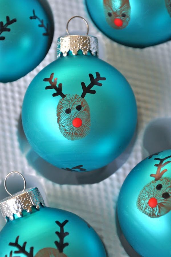 easy-christmas-crafts-for-kids-16 Pretty Reindeer Thumbprint Ornaments In 20 Minutes