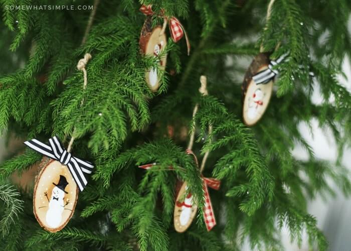 easy-snowman-ornament-craft-for-christmas-decor-with-wood-trunk Easy Snowman Ornament Craft For Christmas Decor With  Wood Trunk Wood Christmas Crafts