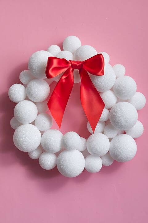 make-an-elegant-styrofoam-snowball-wreath-for-christmas-decor Make An Elegant Styrofoam Snowball Wreath For Christmas Decor