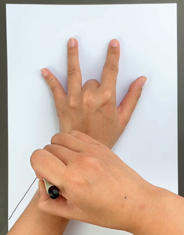 Fascinating Method Of Crafting A Giraffe Handprint Painting