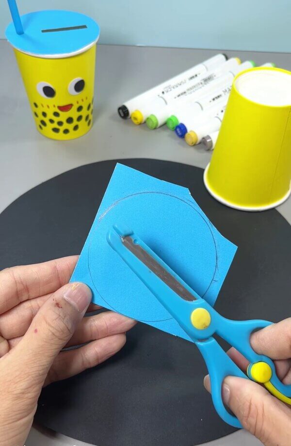 Cutting Circle Out Of Paper - Construct your own drinking paper utensil with this straightforward craft.