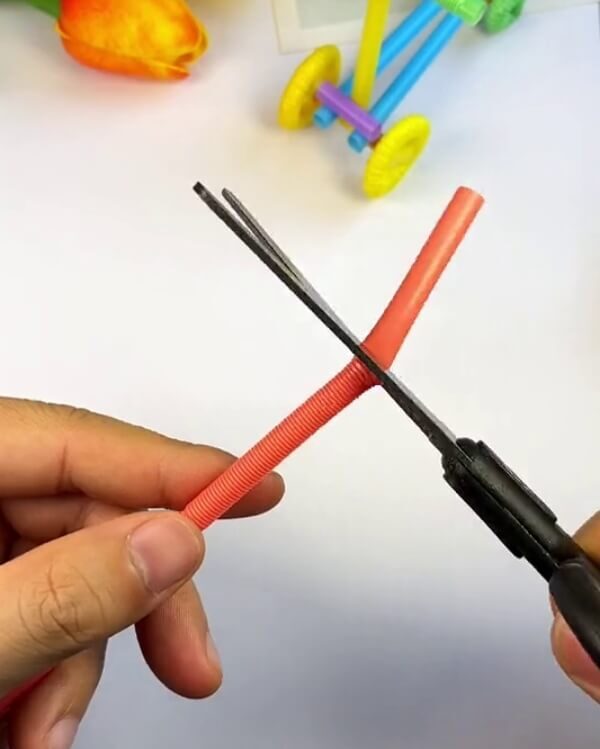 Cut The Straw-Creating a children's scooter with plastic straws, a step-by-step guide